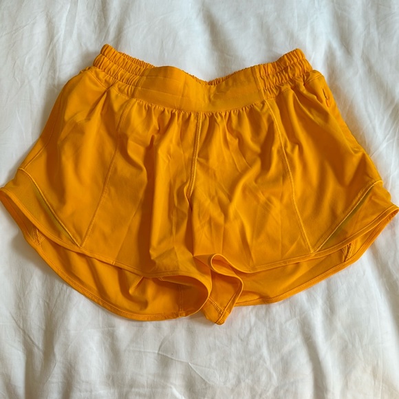 Lululemon- Hotty Hot Low-Rise Short 4” 🍋 - Picture 1 of 3